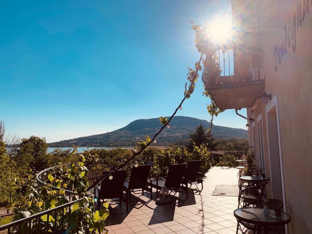 Sipos Borhaz Es Vendeghaz Hotel Badacsonyors Bagian luar foto