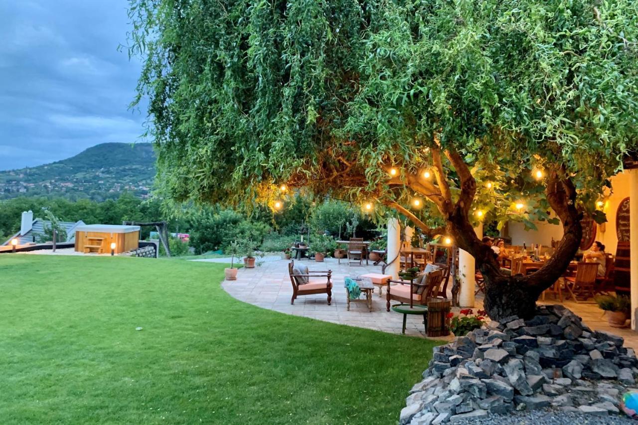 Sipos Borhaz Es Vendeghaz Hotel Badacsonyors Bagian luar foto