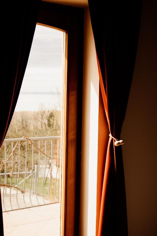 Sipos Borhaz Es Vendeghaz Hotel Badacsonyors Bagian luar foto