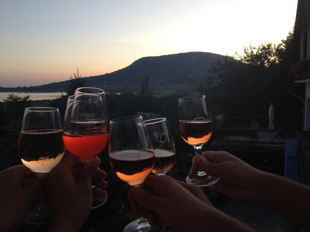 Sipos Borhaz Es Vendeghaz Hotel Badacsonyors Bagian luar foto