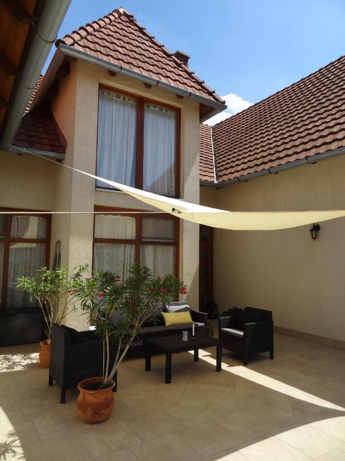 Sipos Borhaz Es Vendeghaz Hotel Badacsonyors Bagian luar foto